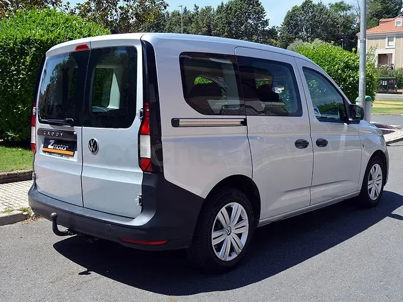 Usado VW Caddy 102 CV (75 kW) 2022 Gris / plata Monovolumen