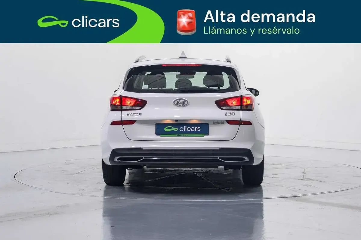 Usado Hyundai i30 120 CV (88 kW) 2023 Blanco Familiar