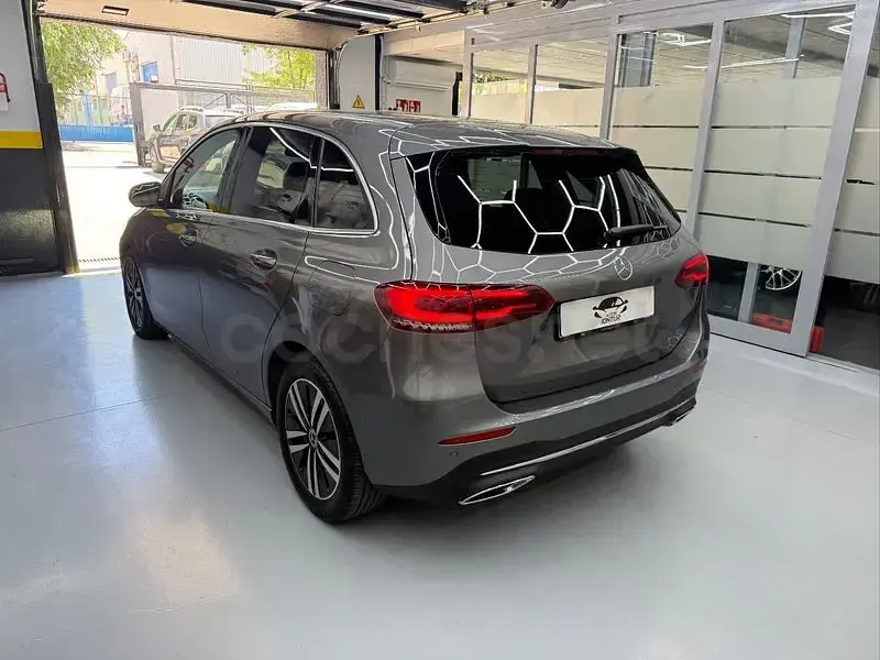 Usado Mercedes B200 150 CV (110 kW) 2021 Gris / plata Monovolumen