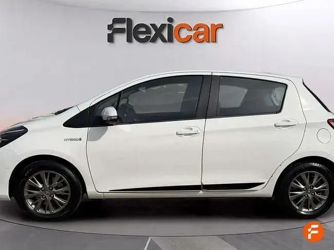 Usado Toyota Yaris Hybrid Active 116 CV (85 kW) 2020 Blanco