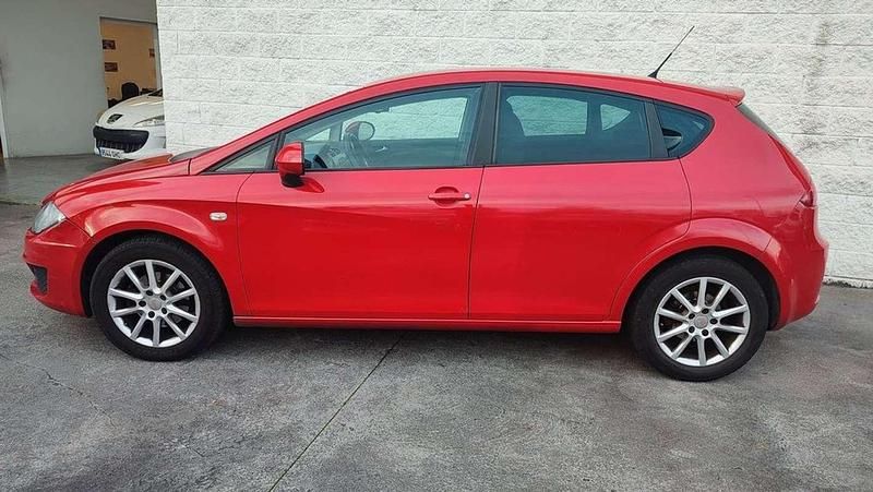 Usado Seat Leon Style 105 CV (77 kW) 2011 Rojo Utilitario