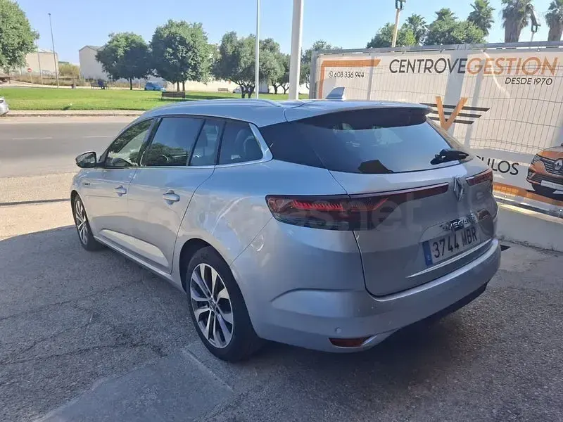 Usado Renault Mégane GrandTour Techno 140 CV (102 kW) 2022 Gris / plata Familiar