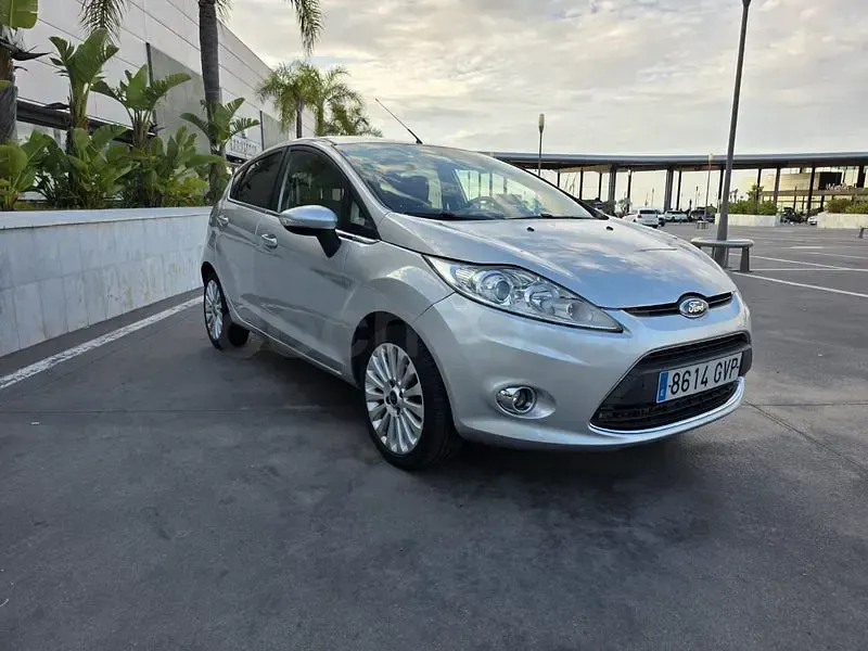 Usado Ford Fiesta Titanium 96 CV (70 kW) 2010 Gris / plata Berlina