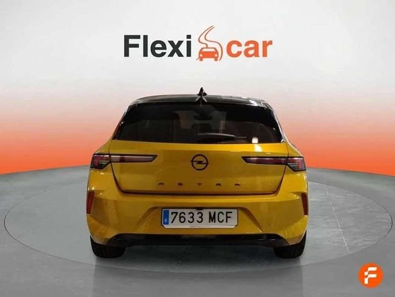 Usado Opel Astra 131 CV (96 kW) 2022 Amarillo Berlina
