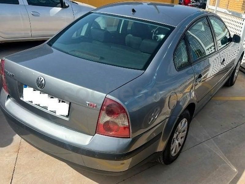 Usado VW Passat Advance 130 CV (95 kW) 2003 Gris / plata Familiar
