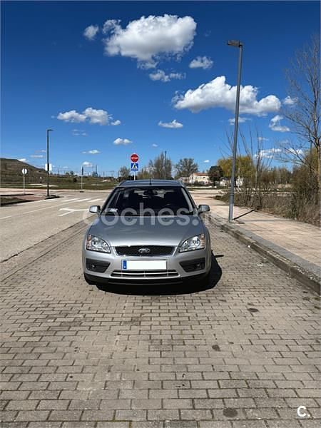 Usado Ford Focus Trend 109 CV (80 kW) 2005 Gris / plata Familiar