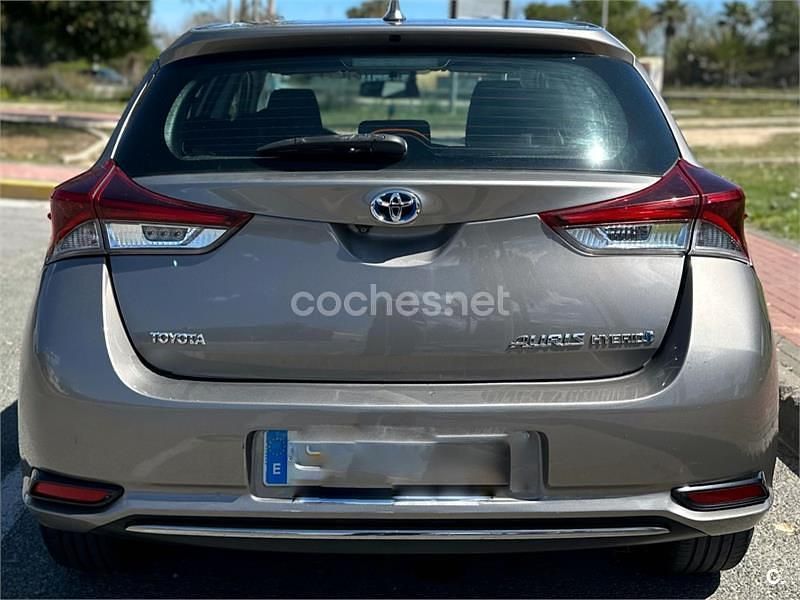 Usado Toyota Auris Hybrid Active 136 CV (100 kW) 2015 Beige Berlina
