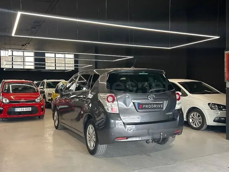 Usado Toyota Verso Active 132 CV (97 kW) 2011 Gris / plata Monovolumen