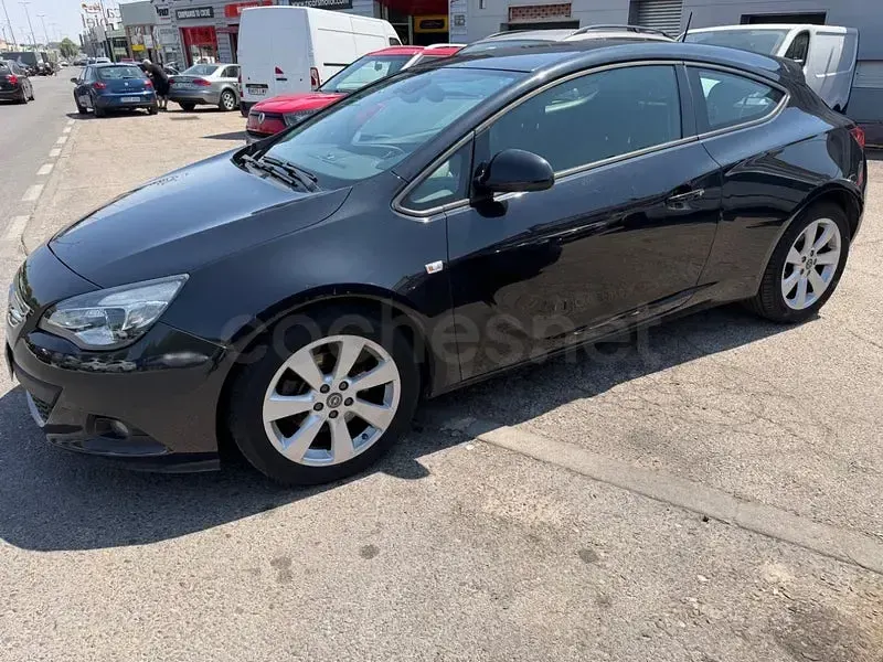 Usado Opel Astra GTC Sportive 136 CV (100 kW) 2015 Negro Berlina