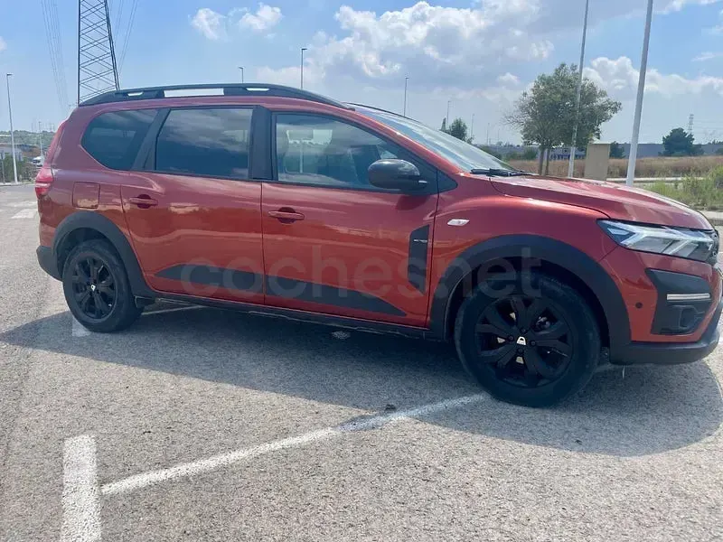 Usado Dacia Jogger Extreme 100 CV (73 kW) 2021 Granate Monovolumen