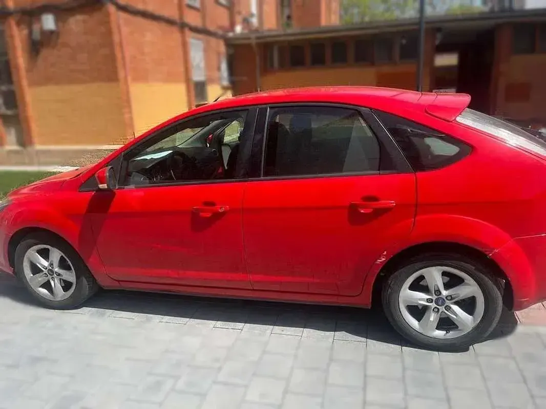 Usado Ford Focus Titanium 109 CV (80 kW) 2009 Rojo Utilitario