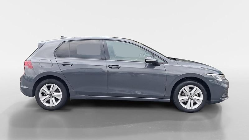 Usado VW Golf VIII Life 115 CV (84 kW) 2023 Gris / plata Berlina