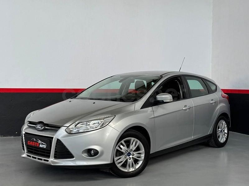 Usado Ford Focus Trend 125 CV (91 kW) 2011 Gris / plata Berlina