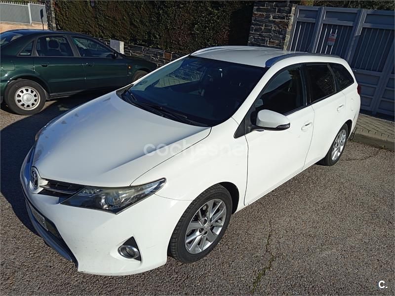 Usado Toyota Auris Live 124 CV (91 kW) 2013 Blanco Familiar