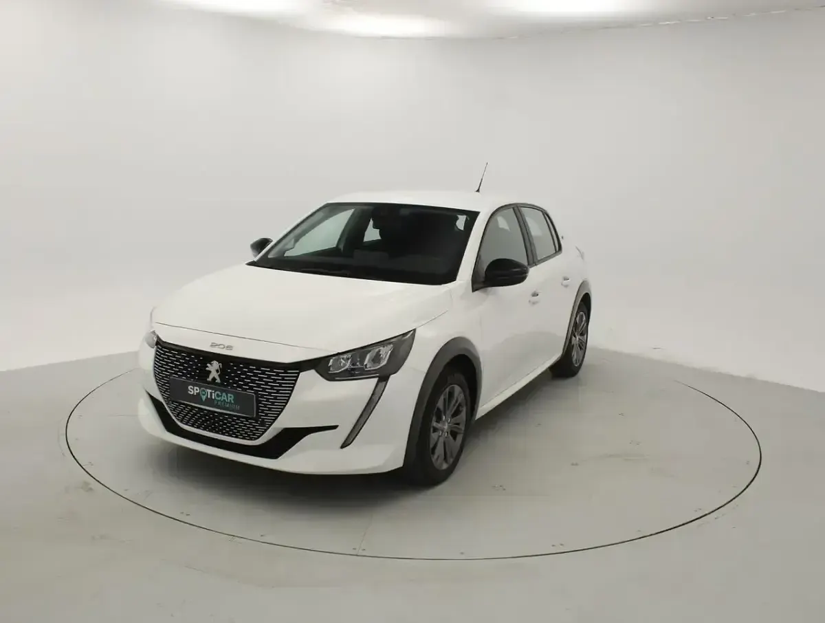 Begagnad Peugeot e-208 Active 100 kW (136 HK) 2023 Vit Halvkombi