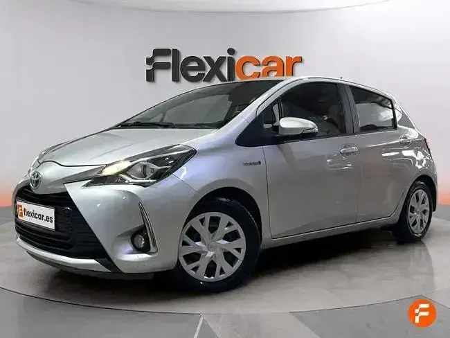 Usado Toyota Yaris Hybrid Active 100 CV (73 kW) 2019 Gris