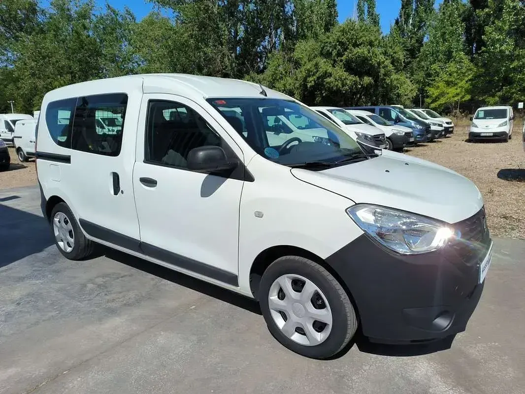 Usado Dacia Dokker Essentiel 109 CV (80 kW) 2021 Blanco Monovolumen