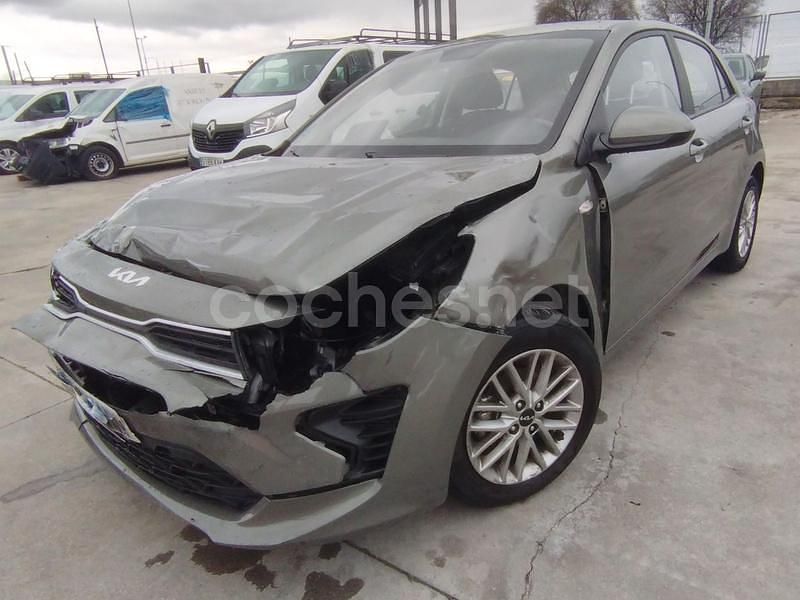 Usado Kia Rio 84 CV (61 kW) 2023 Gris / plata Berlina