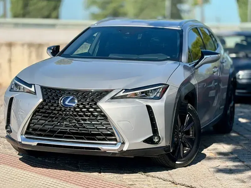 Usado Lexus UX Business Edition 184 CV (135 kW) 2021 Gris / plata SUV