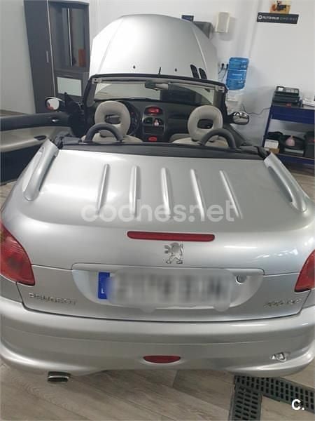 Usado Peugeot 206 CC 138 CV (101 kW) 2005 Gris / plata Descapotable