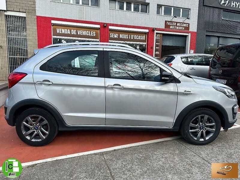 Usado Ford Ka Plus Ultimate 85 CV (62 kW) 2019 Gris / plata Utilitario