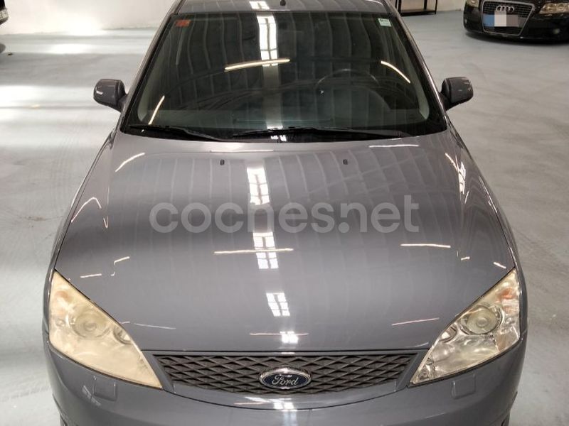 Usado Ford Mondeo ST 220 CV (161 kW) 2002 Gris / plata Berlina