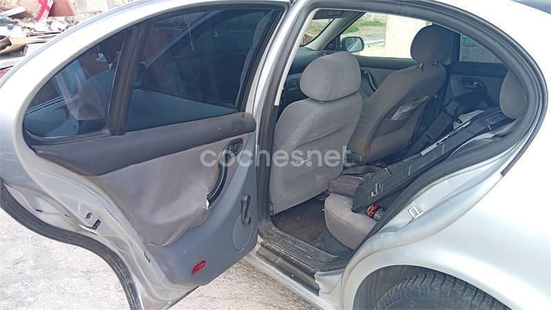 Usado Seat Leon 110 CV (80 kW) 2000 Gris / plata Utilitario