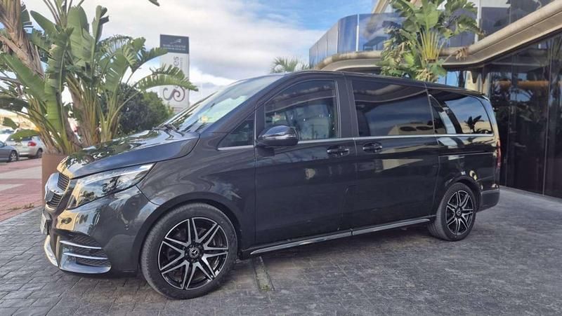 Usado Mercedes V300 Avantgarde 239 CV (175 kW) 2024 Gris Monovolumen