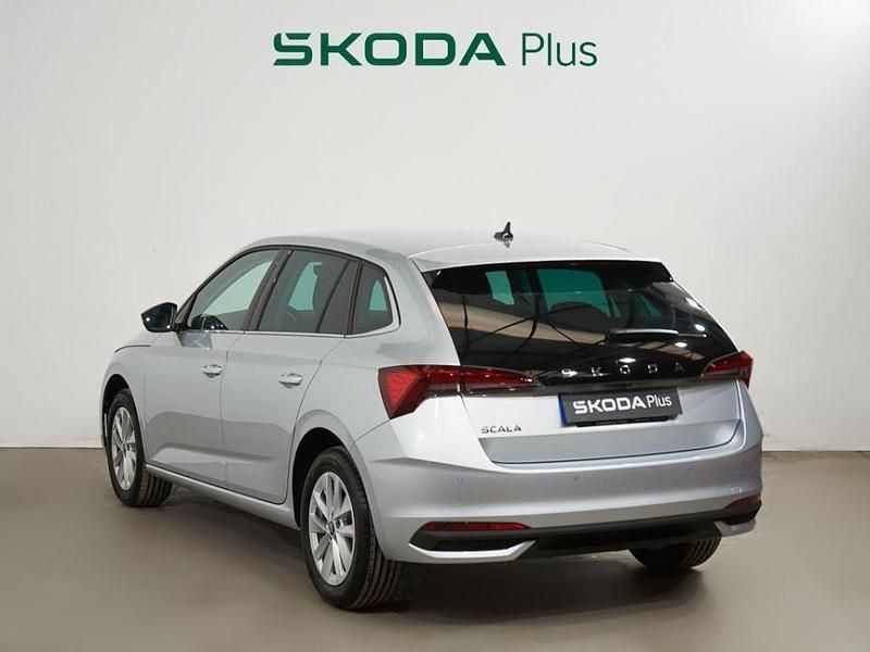 Usado Skoda Scala Selection 116 CV (85 kW) 2025 Gris plata Utilitario