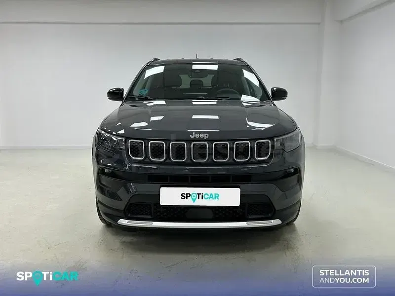 Usado Jeep Compass Limited 130 CV (95 kW) 2022 Gris / plata SUV
