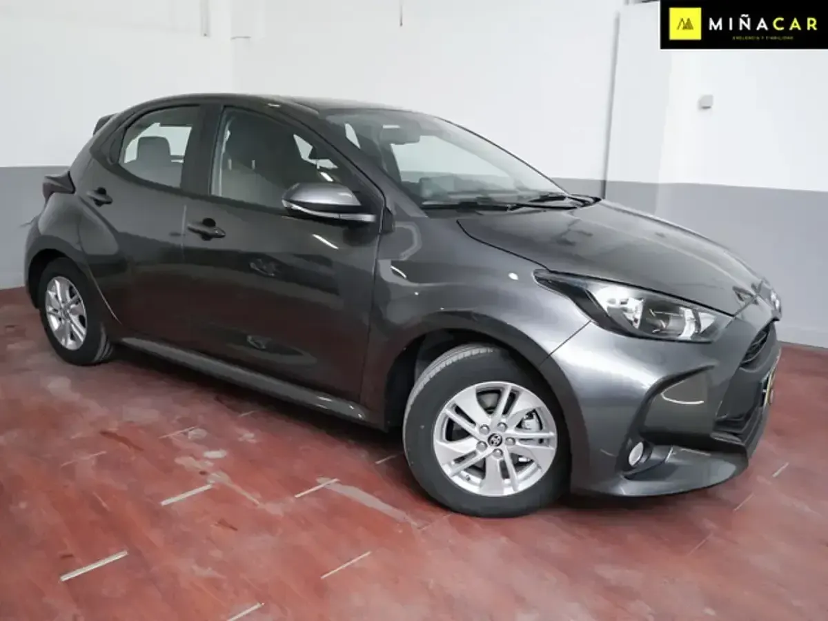 Usado Toyota Yaris Business Edition 116 CV (85 kW) 2026 Gris Utilitario