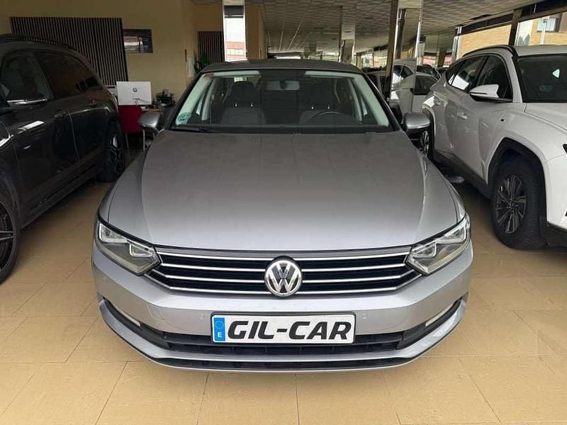 Usado VW Passat Advance 150 CV (110 kW) 2019 Plateado Berlina