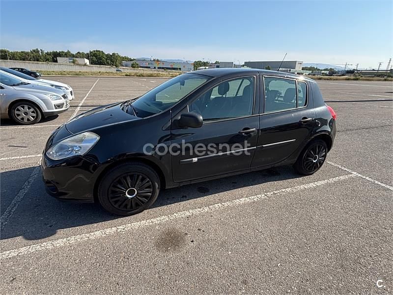 Negro Usado 2011 Renault Clio II Authentique Berlina | 2900 € (Super precio) - Imagen 1/4