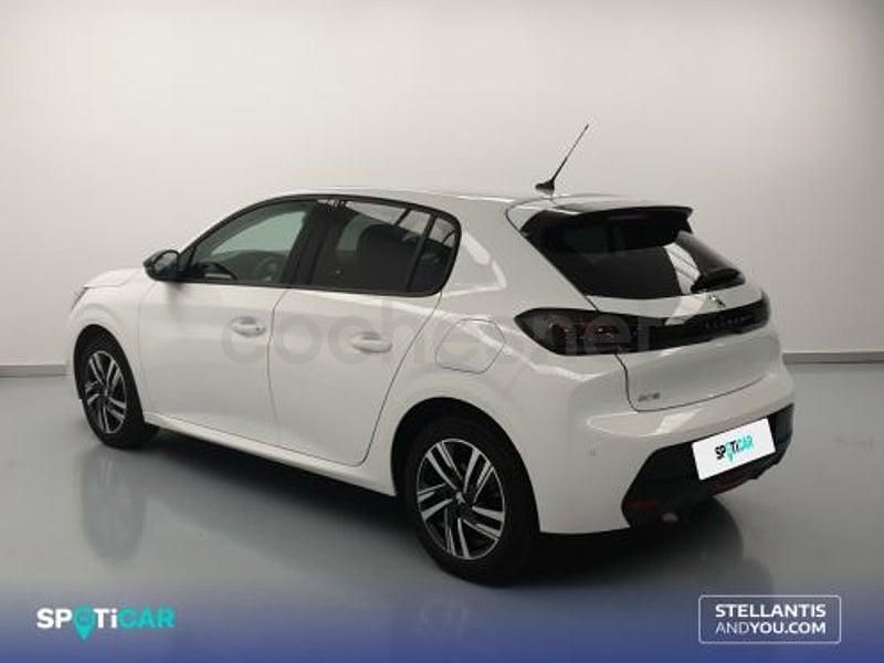 Usado Peugeot 208 Allure 100 CV (73 kW) 2023 Blanco Utilitario