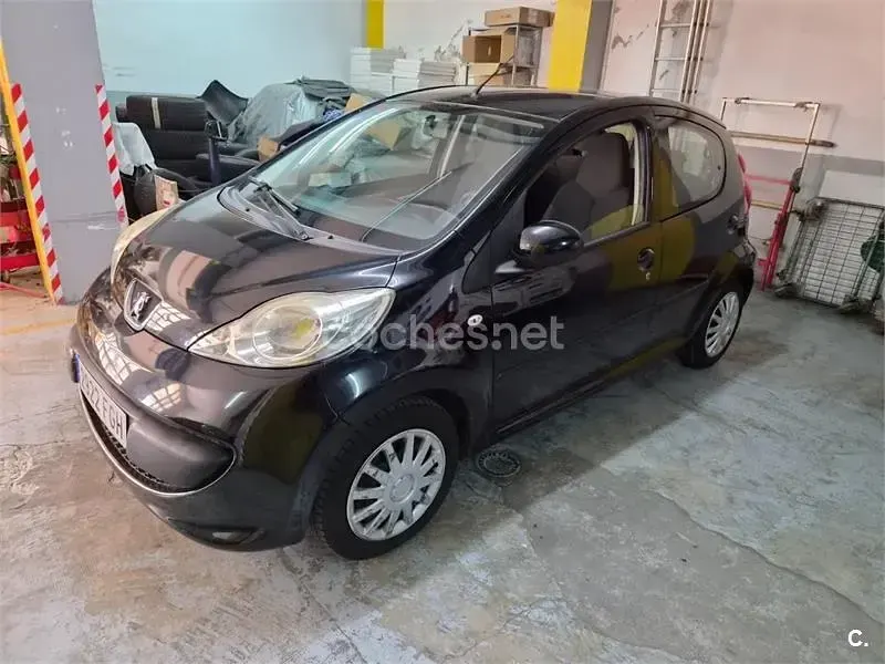 Usado Peugeot 107 68 CV (50 kW) 2006 Negro Utilitario
