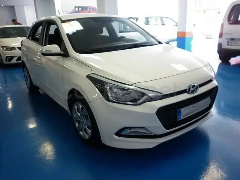 Usado Hyundai i20 84 CV (61 kW) 2017 Blanco Berlina