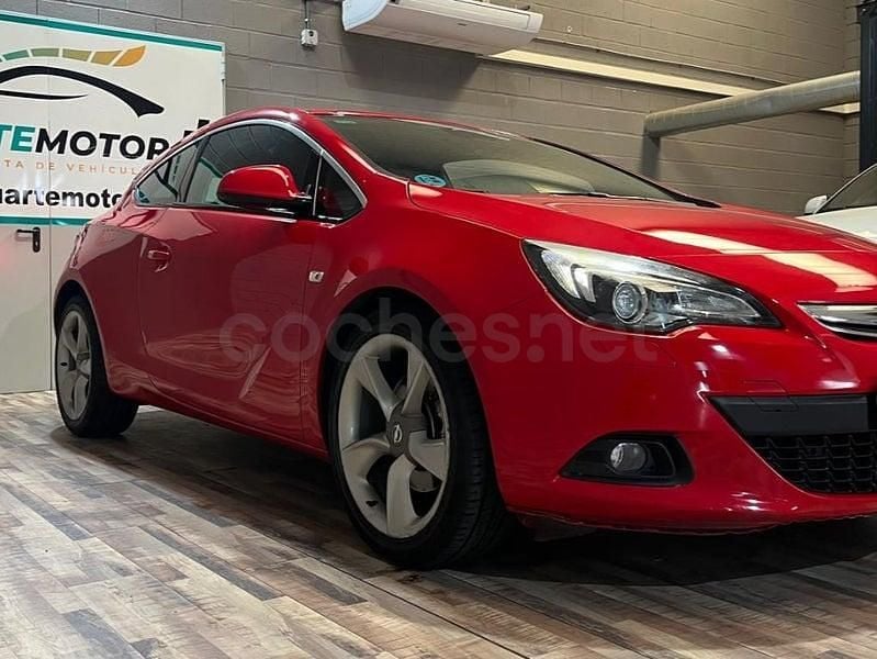 Usado Opel Astra GTC Sportive 140 CV (102 kW) 2012 Rojo Berlina