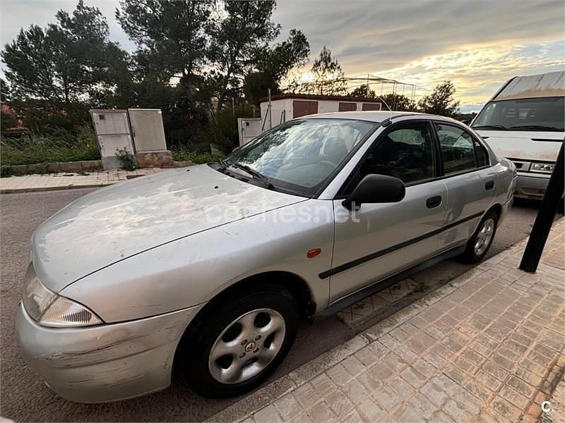 Usado Mitsubishi Carisma 100 CV (73 kW) 1999 Gris / plata Berlina