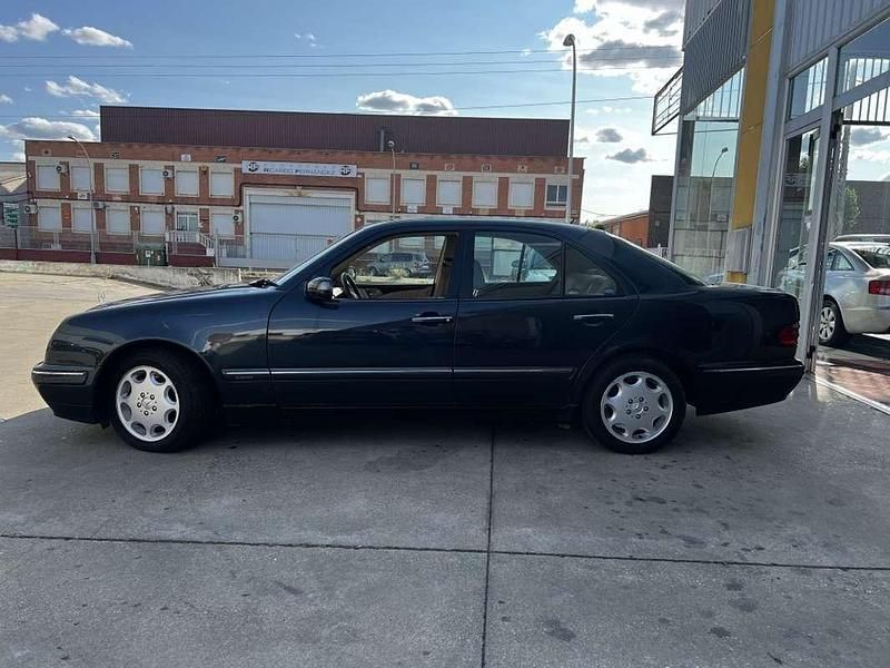 Azul Usado 2001 Mercedes E320 Elegance Berlina | 6400 € - Imagen 1/4