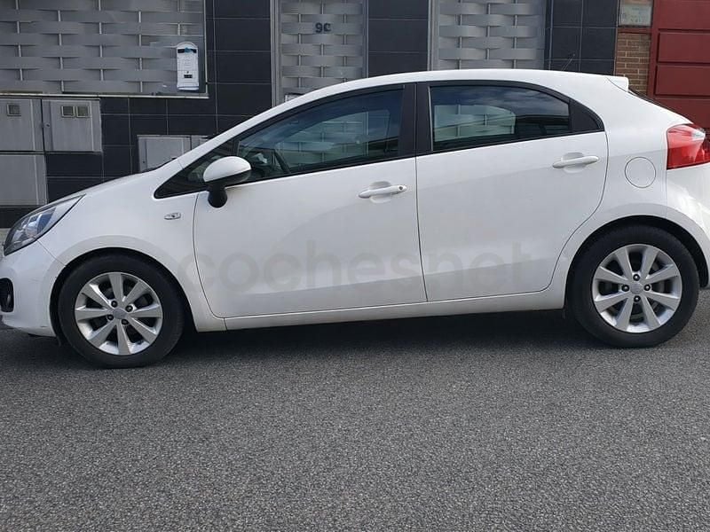 Usado Kia Rio 85 CV (62 kW) 2014 Blanco Berlina