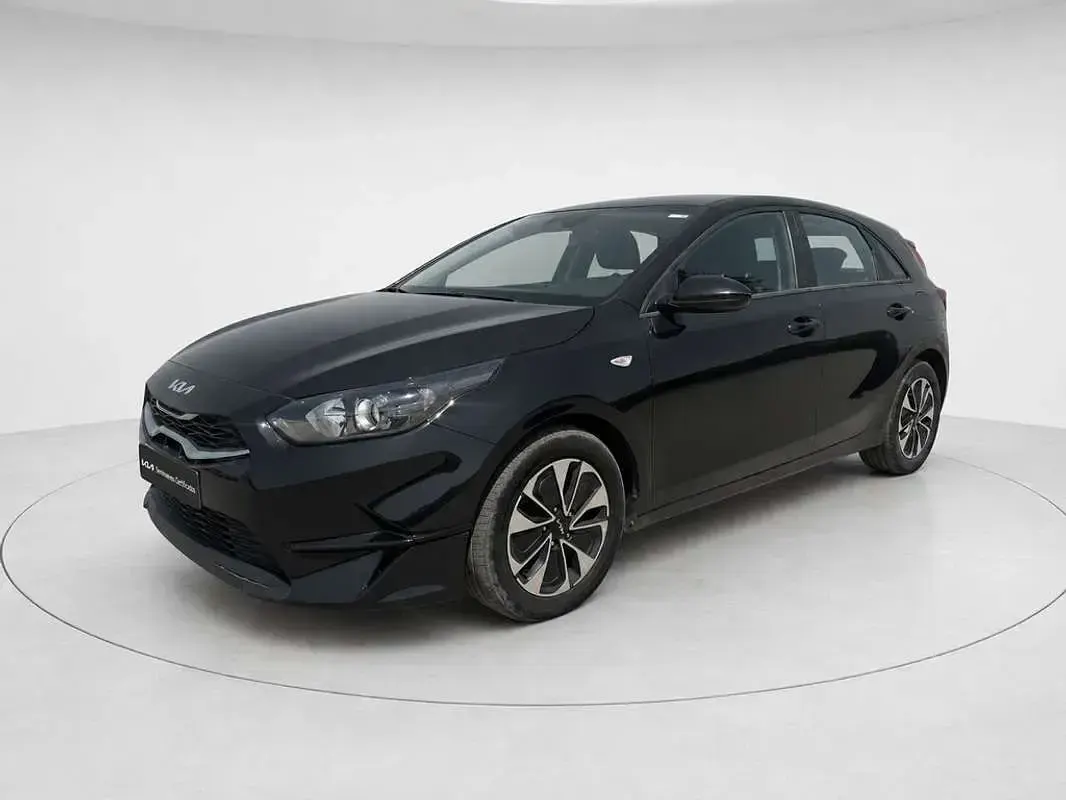 Usado Kia Ceed 101 CV (74 kW) 2025 Negro Utilitario