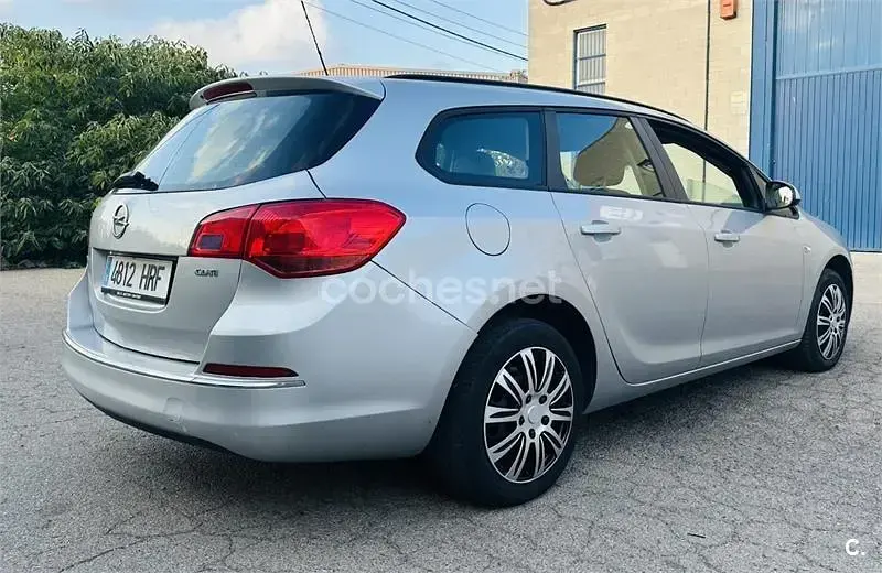 Usado Opel Astra Business 110 CV (80 kW) 2013 Gris / plata Familiar
