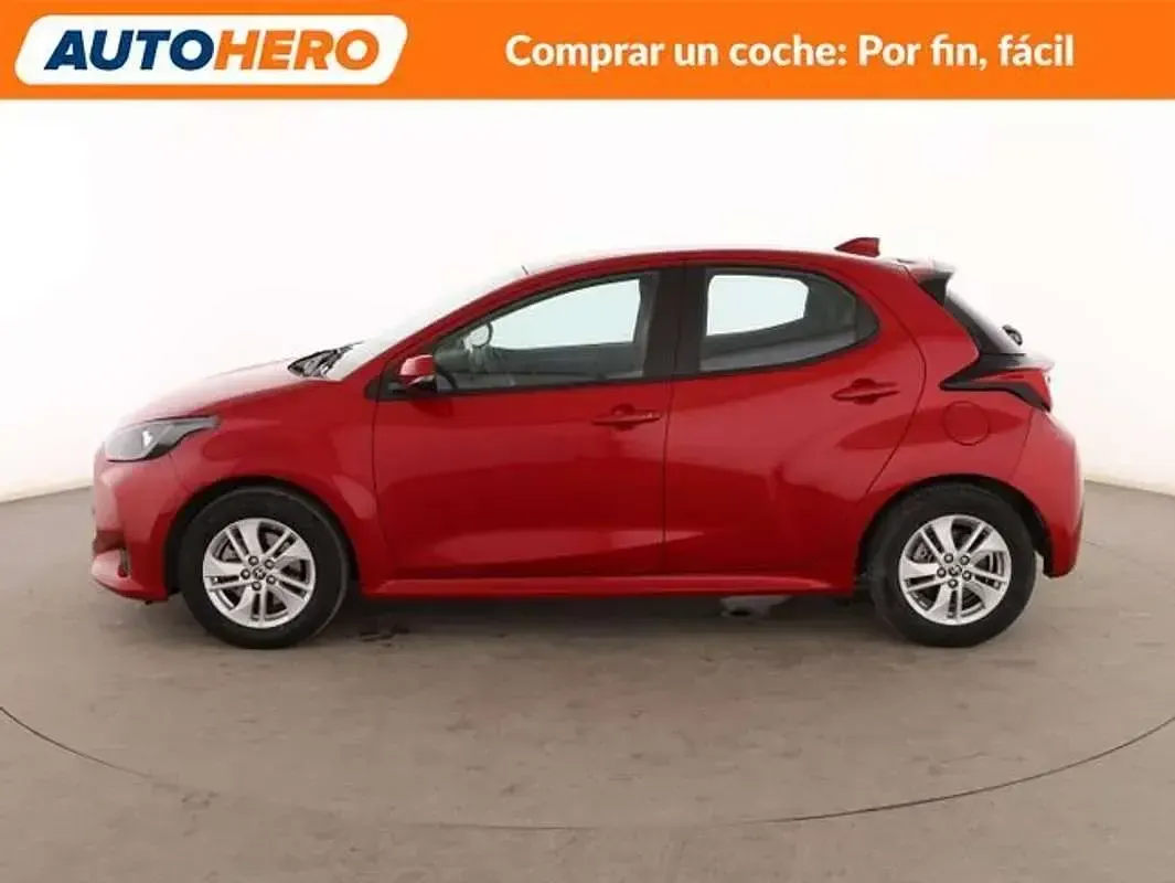 Usado Toyota Yaris Hybrid Active 116 CV (85 kW) 2022 Rojo Berlina