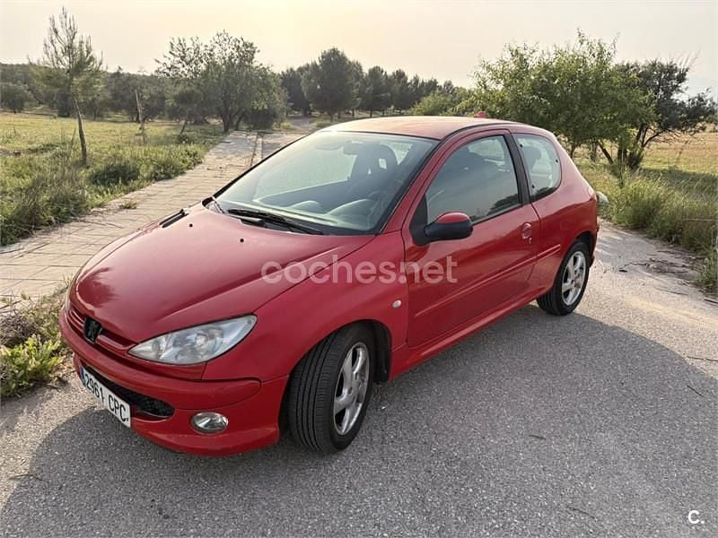 Usado Peugeot 206 90 CV (66 kW) 2003 Rojo Berlina