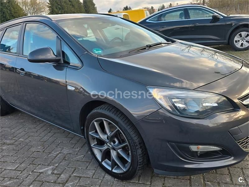 Gris / plata Usado 2016 Opel Astra Selective Familiar | 8450 € (Precio justo) - Imagen 1/4