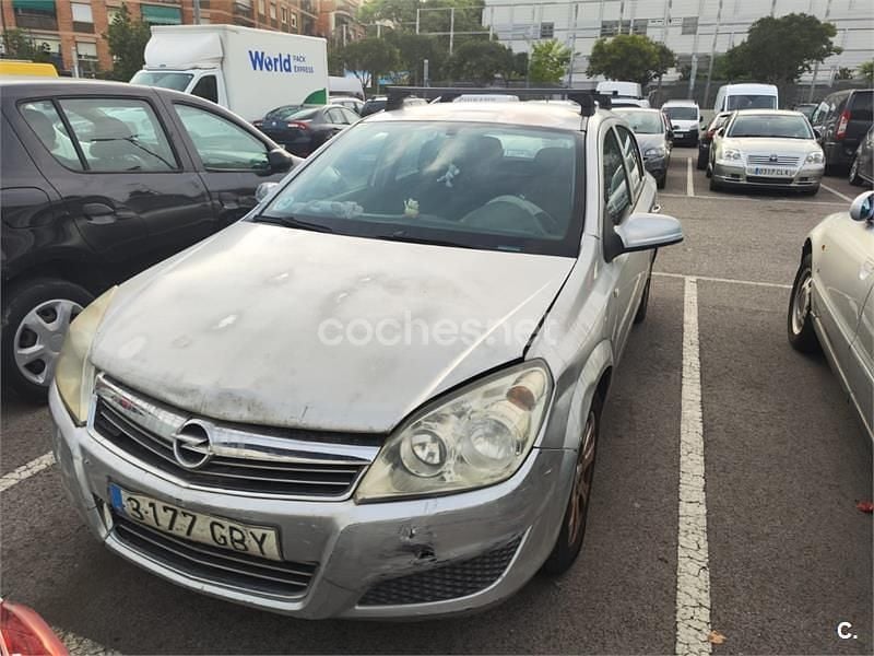 Usado Opel Astra Cosmo 100 CV (73 kW) 2008 Gris / plata Berlina