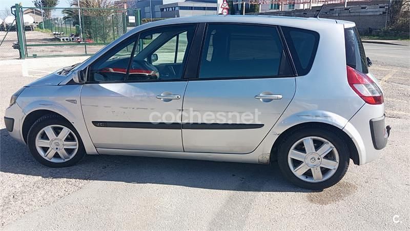 Usado Renault Scénic II 105 CV (77 kW) 2006 Gris / plata Monovolumen