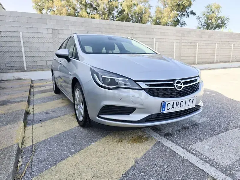Usado Opel Astra Selective 110 CV (80 kW) 2017 Gris / plata Familiar