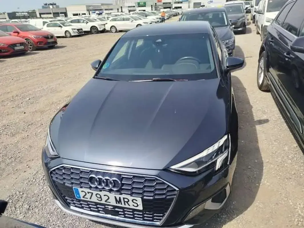 Usado Audi A3 Sportback Advanced 116 CV (85 kW) 2024 Gris Utilitario