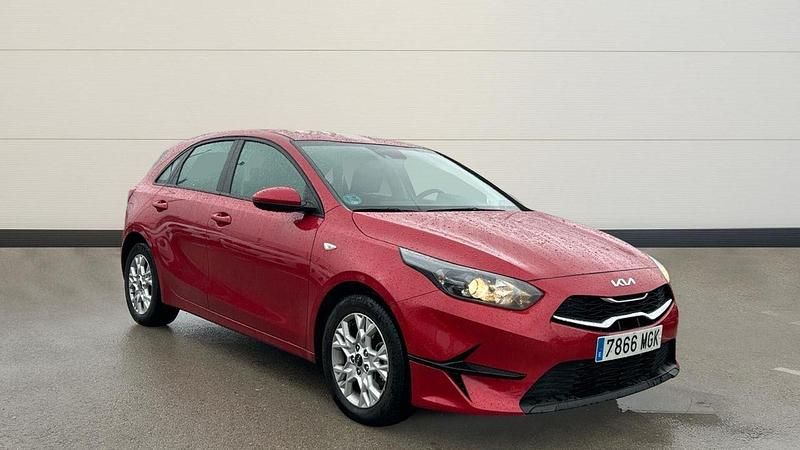 Rojo Usado 2023 Kia Ceed Utilitario | 17.000 € (Precio justo) - Imagen 1/4